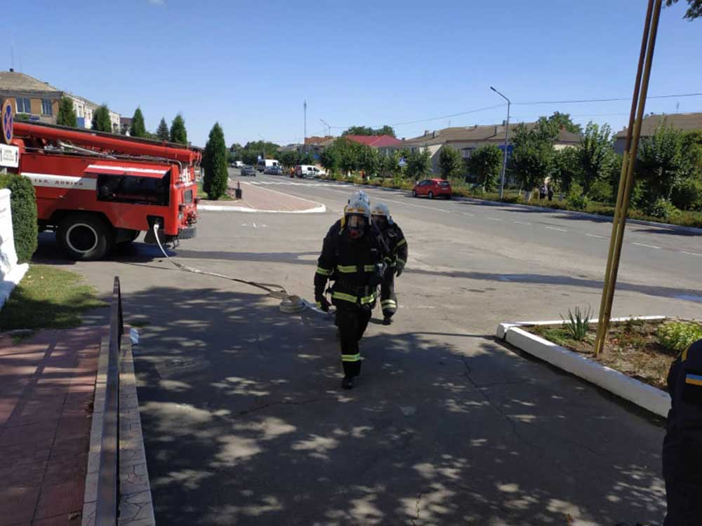 
8 вересня на території Тростянецького районного суду відбулися спільні навчання рятувальників та працівників Феміди.

