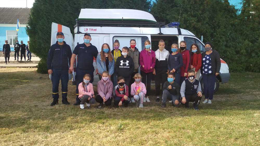 На Вінниччині рятувальники вчили школярів, як поводитись під час пожежі