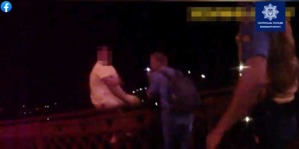 Поліцейські врятували чоловіка, який хотів стрибнути з центральногомосту