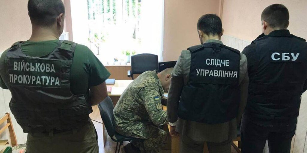 У Вінниці військовий комісар допоміг призовнику уникнути військової служби