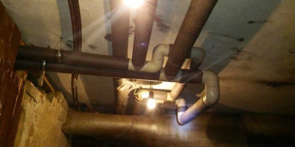 У вінницьких багатоповерхівках продовжують ремонтувати інженерні мережі