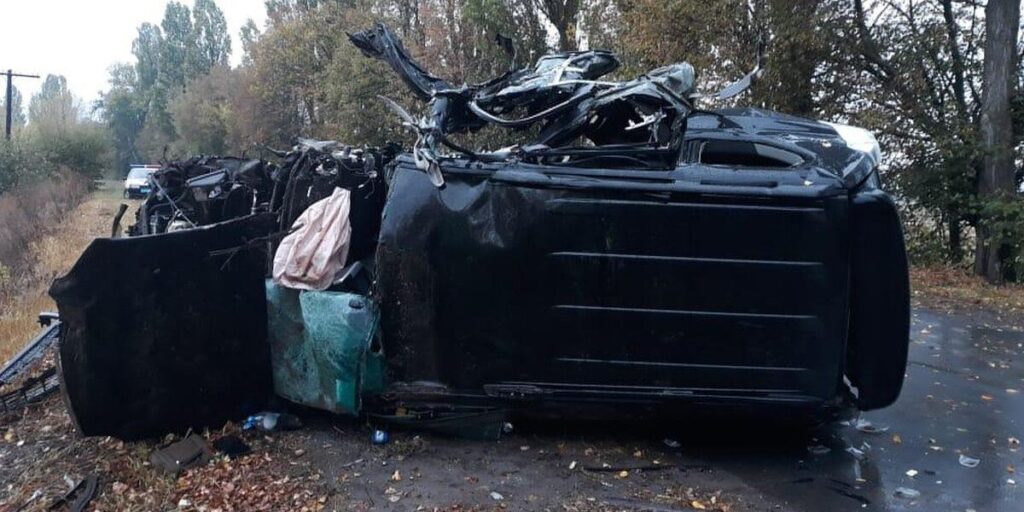 На Вінниччині Land Cruiser Prado зіткнувся з деревом та перекинувся. Водій загинув
