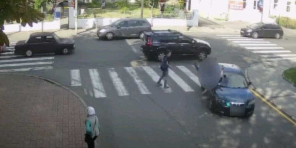 У центрі Вінниці на світлофорі водій «Мазди» збив пішохода