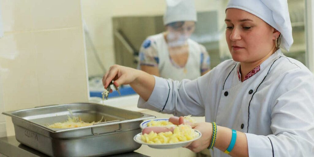 У школах Вінниці безкоштовно харчуватимуть дітей, які мають статус постраждалих внаслідок воєнних дій і збройних конфліктів