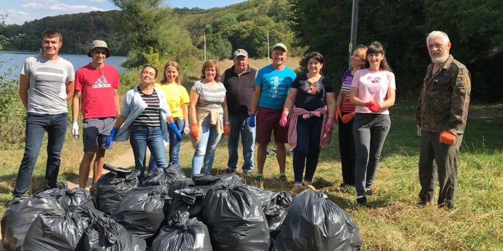 Туристи організували прибирання Сабарівського городища