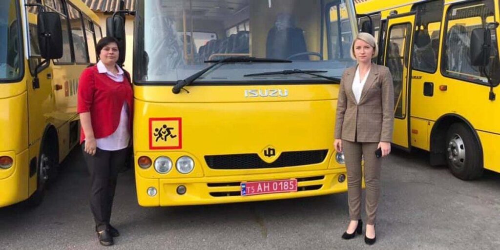 Муровані Курилівці отримали новий шкільний автобус