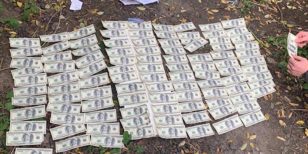 На Вінниччині голову ОТГ затримали під час отримання хабаря в 10,5 тис. доларів