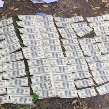 На Вінниччині голову ОТГ затримали під час отримання хабаря в 10,5 тис. доларів