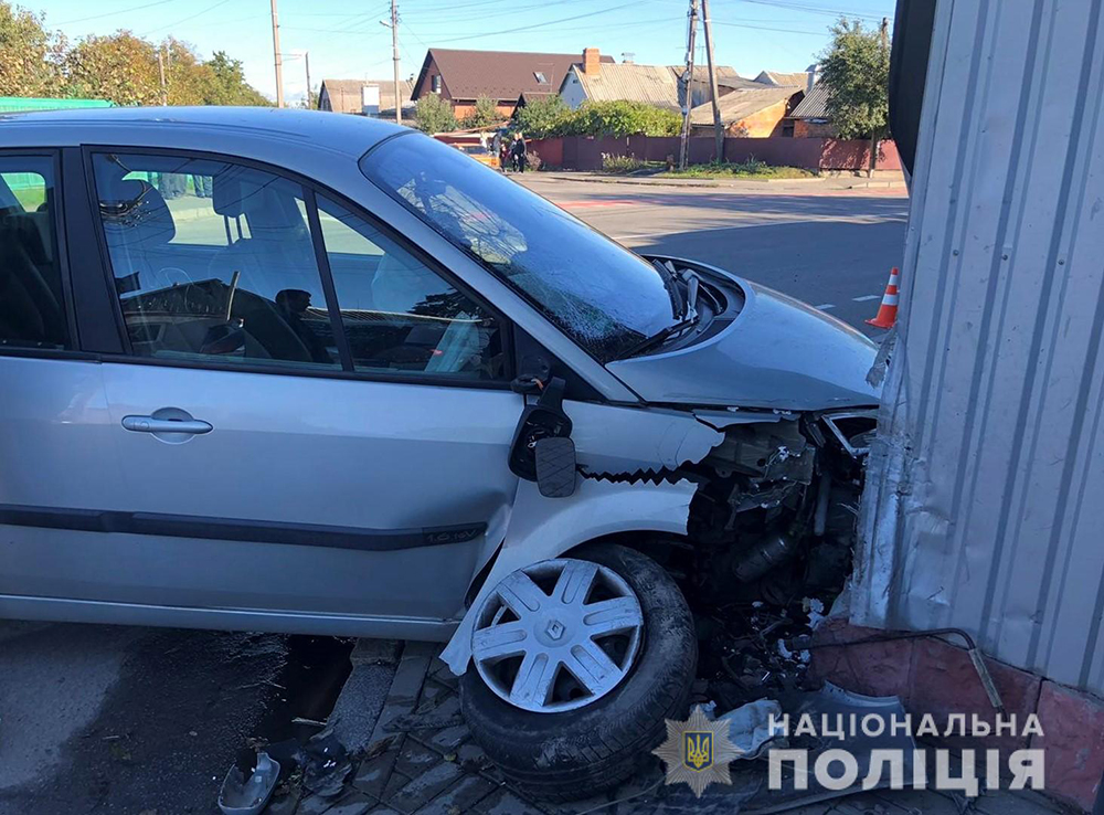 Подвійна ДТП на Московській: після зіткнення з «ВАЗом» водій Renault збив на тротуарі пішохода 