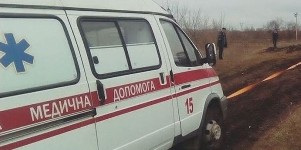 В Теплицькому районі рятувальники дістали з кювету автомобіль медиків