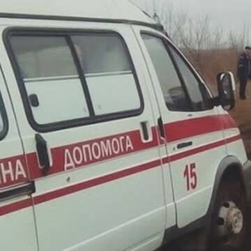 В Теплицькому районі рятувальники дістали з кювету автомобіль медиків
