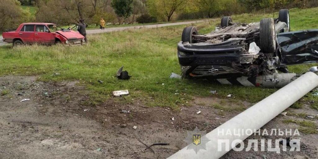 Збита електроопора, перекинуте авто та реанімація: наслідки ДТП в Козятинському районі