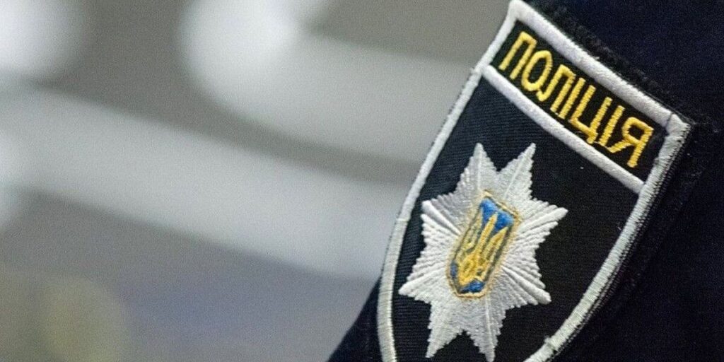 У Вінниці юнак публічно порізав агітаційні банери і втік з місця