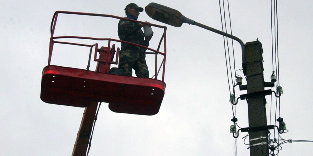 У Калинівці серед білого дня ввімкнули ліхтарі, щоб здійснити їх ремонт