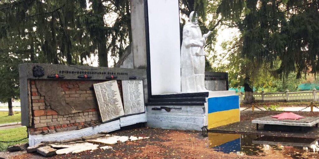 У Малих Крушлинцях негода зруйнувала меморіал загиблим у Другій світовій війні