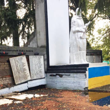 У Малих Крушлинцях негода зруйнувала меморіал загиблим у Другій світовій війні