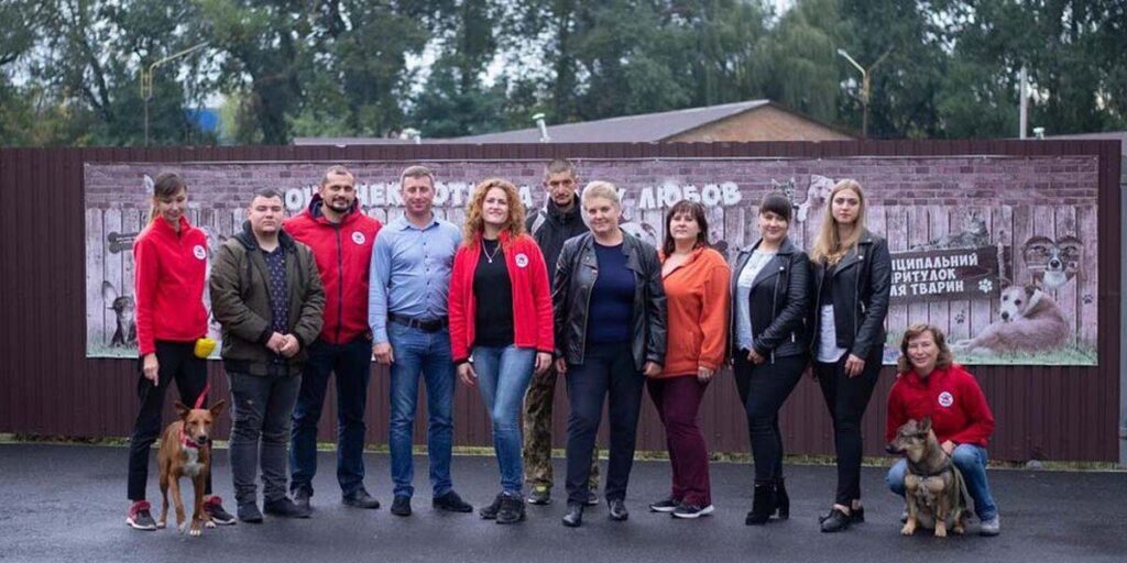 У Вінниці благодійники збудували місце, де можна познайомитись з майбутнім чотирилапим другом