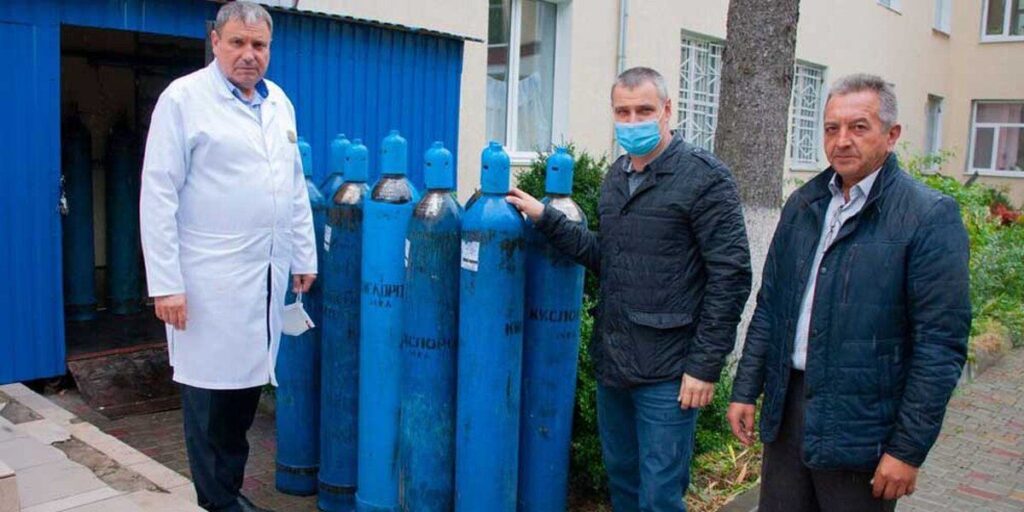 Підприємці закупили балони з киснем для лікарні у Хмільнику