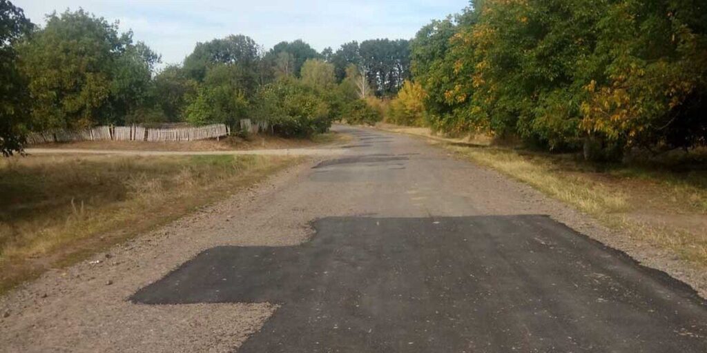 В Іллінецькому районі одну й ту саму дорогу “латають” вже п’ять років поспіль