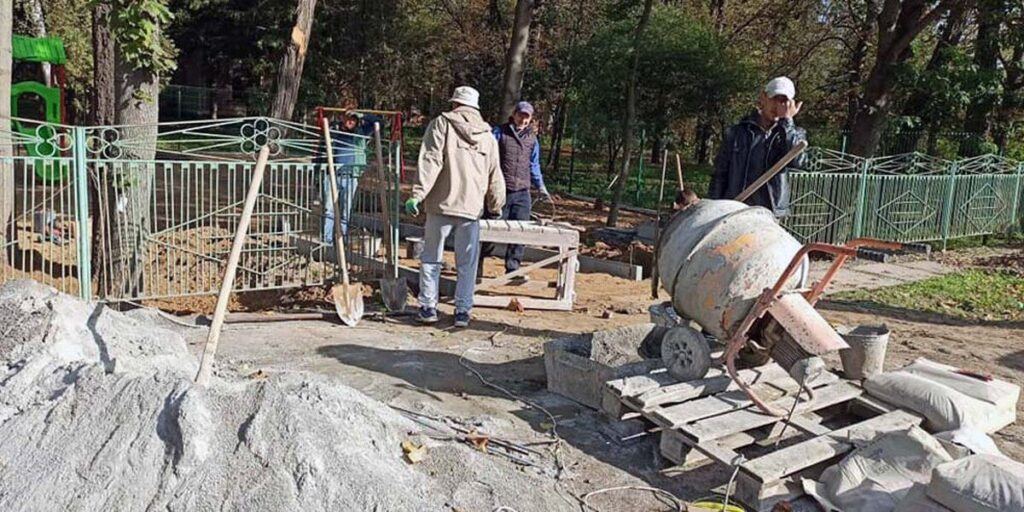 У Джулинці облаштовують новий дитячий майданчик