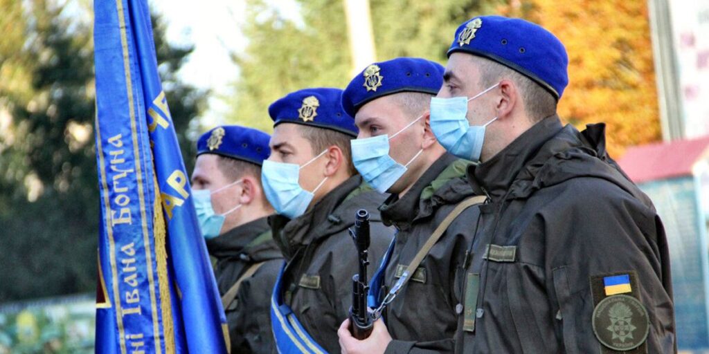 У Калинівському полку проводжали звільнених у запас військовослужбовців