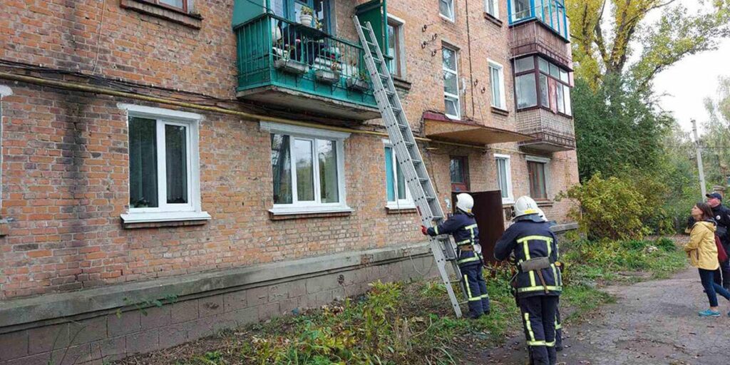 Мешканці Козятина стало зле: рятувальникам довелось відкривати двері зсередини