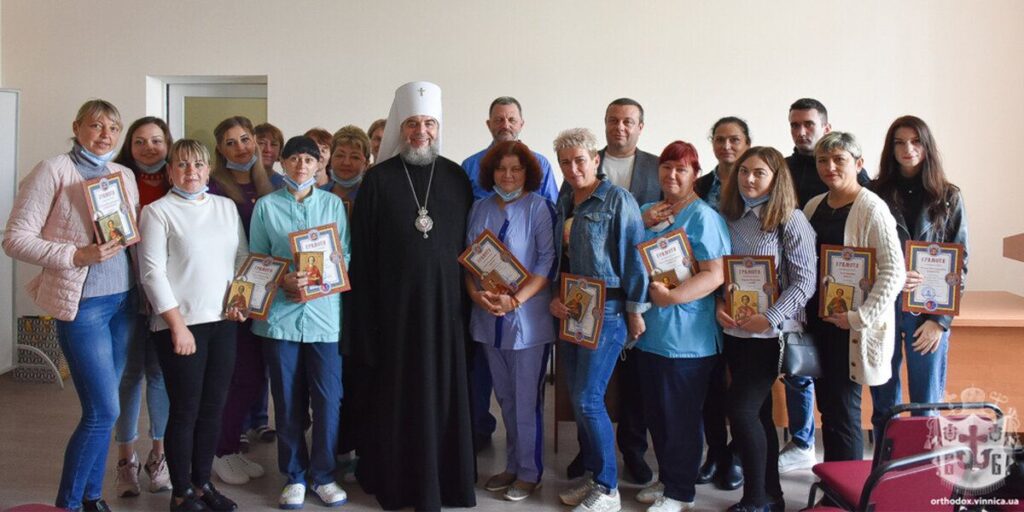 Митрополит Симеон відзначив медпрацівників, які опікуються «ковідними» пацієнтами