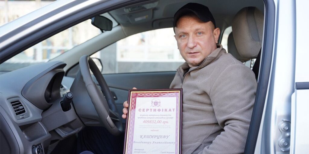 Сергій Моргунов вручив від територіальної громади сертифікат на придбання автомобіля учаснику АТО Володимиру Каширцеву