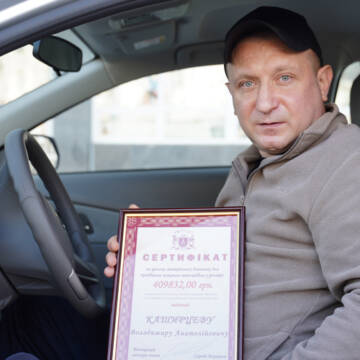 Сергій Моргунов вручив від територіальної громади сертифікат на придбання автомобіля учаснику АТО Володимиру Каширцеву