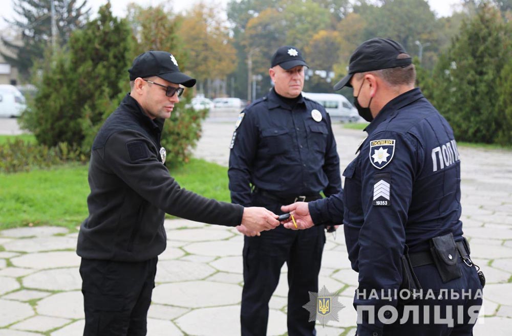 У професійне свято вінницькі підрозділи поліції охорони отримали новенькі автівки