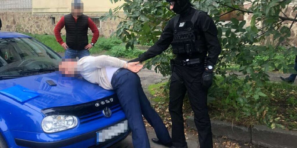 На Вінниччині ДБР затримало посадовця поліції за хабар у 5 000 доларів