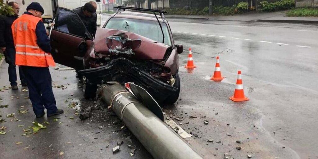 У Вінниці на Ватутіна Opel в’їхав в електроопору