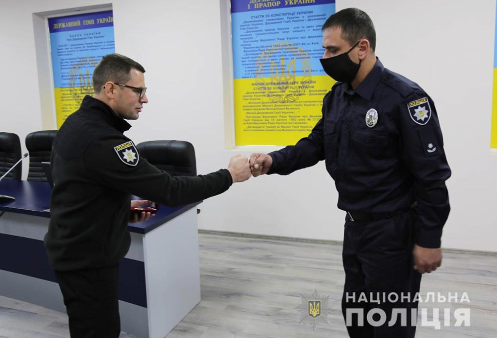 Поліцейський, який дав відсіч нападникам на виборчу дільницю у Тульчині, отримав відзнаку
