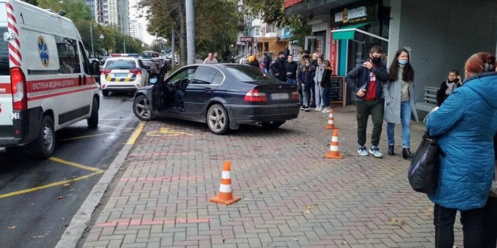 На Келецькій на зупинці громадського транспорту збили жінку