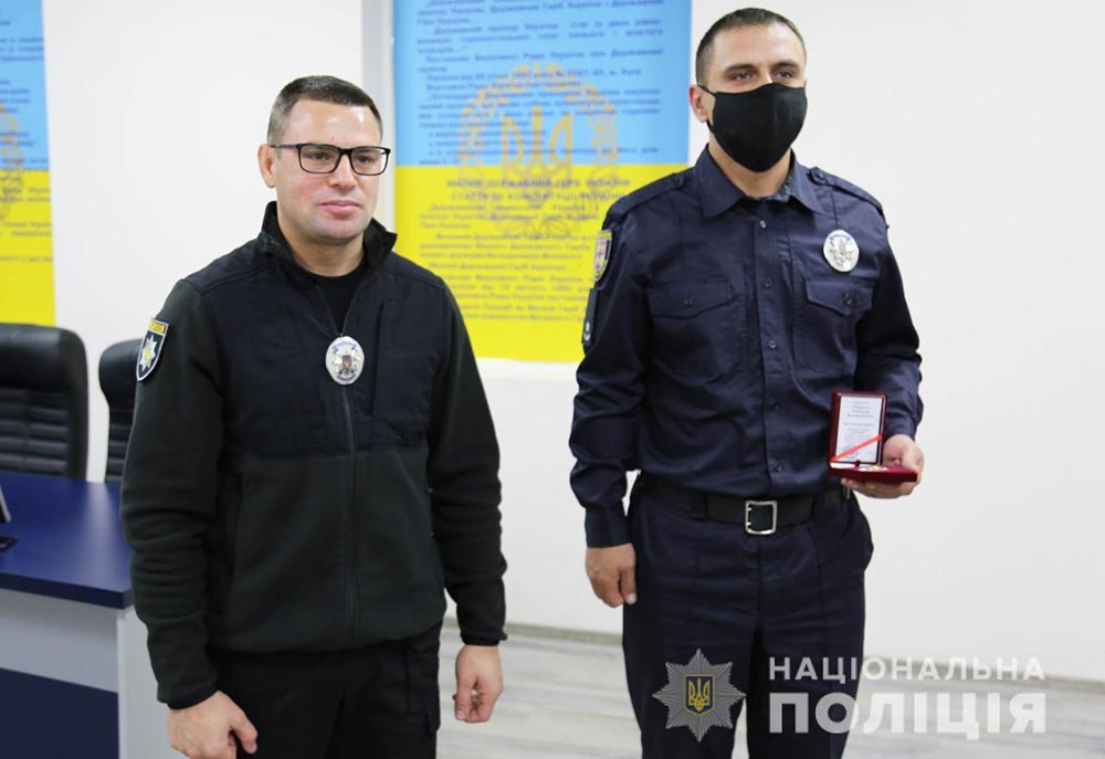 Поліцейський, який дав відсіч нападникам на виборчу дільницю у Тульчині, отримав відзнаку