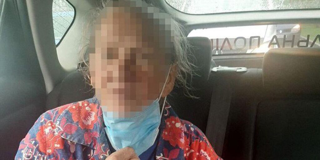 Вінницькі патрульні допомогли дістатись додому пенсіонерці, яка заблукала