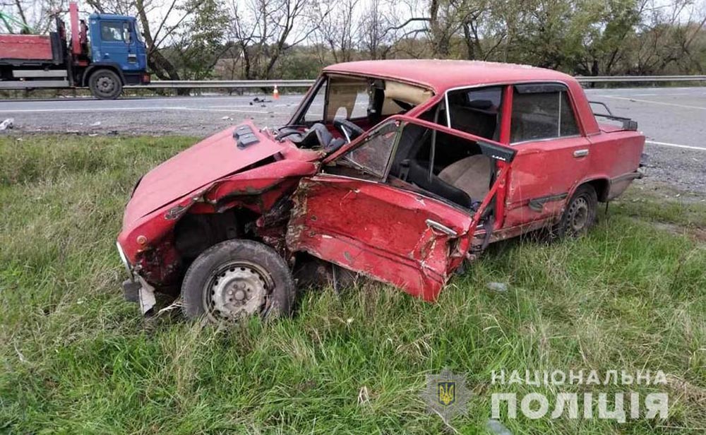 Збита електроопора, перекинуте авто та реанімація: наслідки ДТП в Козятинському районі