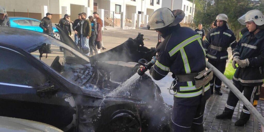 У Вінниці вогнеборці за лічені хвилини загасили дві палаючі автівки