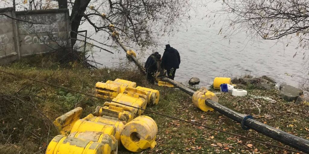 У Ладижині запустили земснаряд, щоб упередити надзвичайну ситуацію