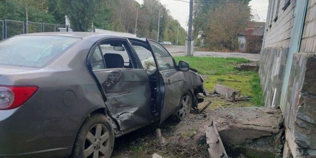 На вулиці Ботанічній нетверезий водій за кермом Shevrolet в’їхав у будинок