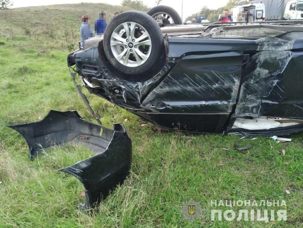 Збита електроопора, перекинуте авто та реанімація: наслідки ДТП в Козятинському районі