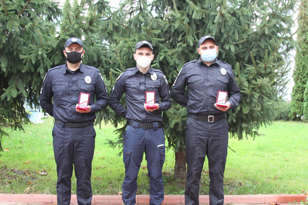 Керівник вінницької поліції відзначив патрульних, які затримали підозрюваних в розбої 