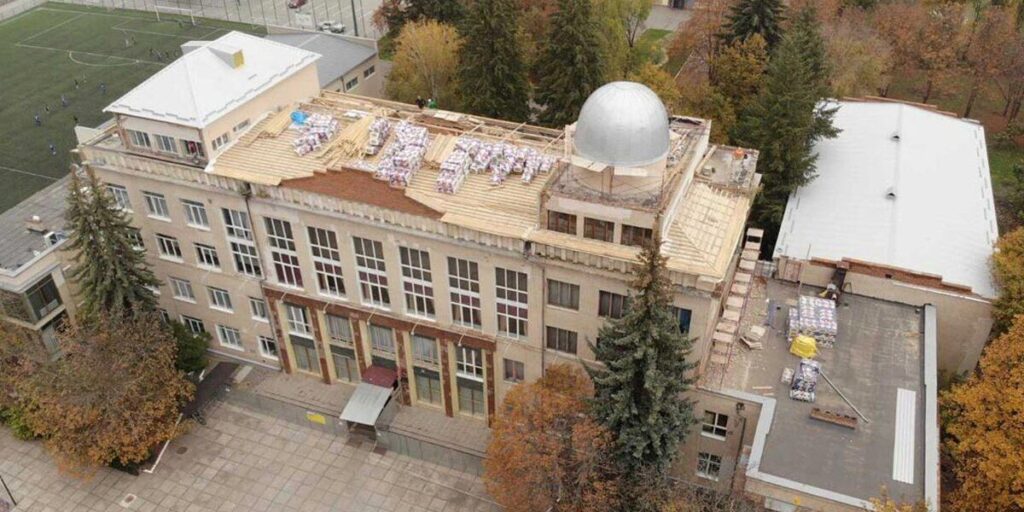 У будівлі Палацу дітей та юнацтва ремонтують дах