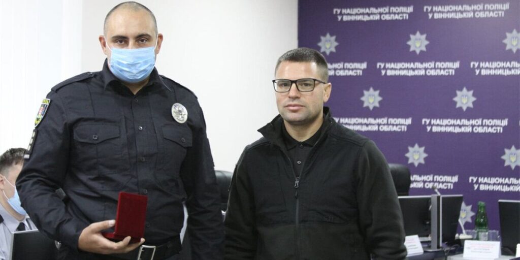 Керівник вінницької поліції відзначив патрульних, які затримали підозрюваних в розбої