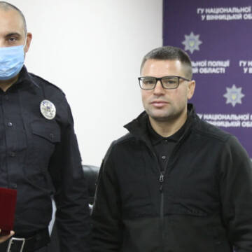 Керівник вінницької поліції відзначив патрульних, які затримали підозрюваних в розбої