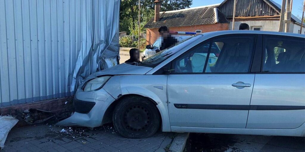 Подвійна ДТП на Московській: після зіткнення з «ВАЗом» Renault збив на тротуарі пішохода