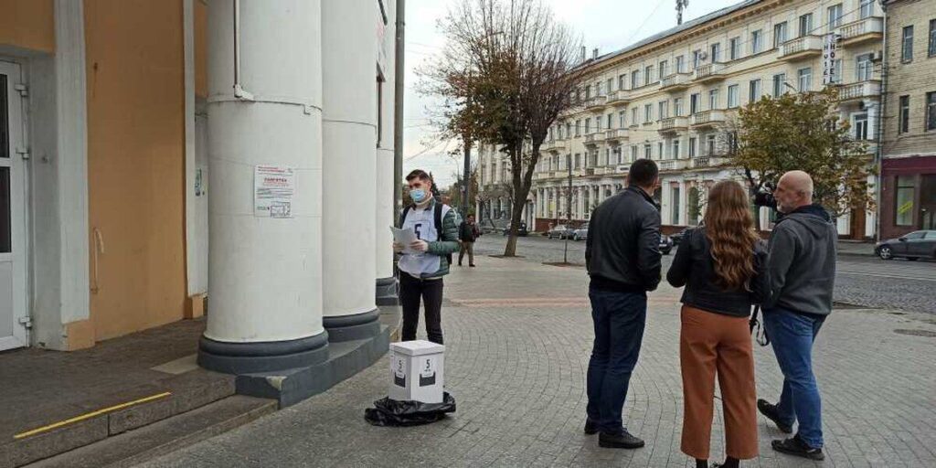 Вінничани скаржаться у поліцію на президентське опитування у день виборів