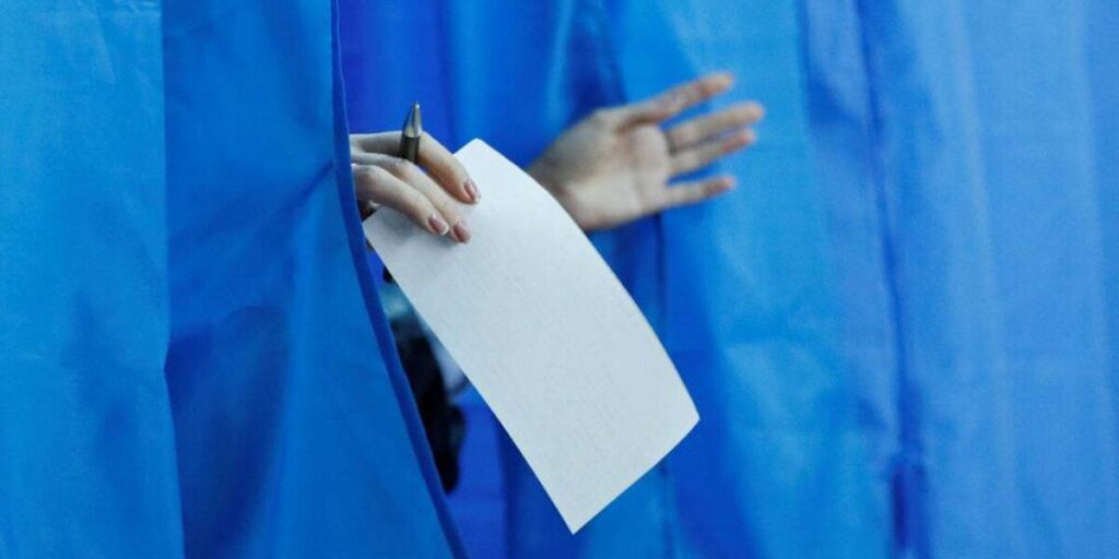 Подарунки, частування та безкоштовний ремонт: як на Вінниччині кандидати агітують виборців