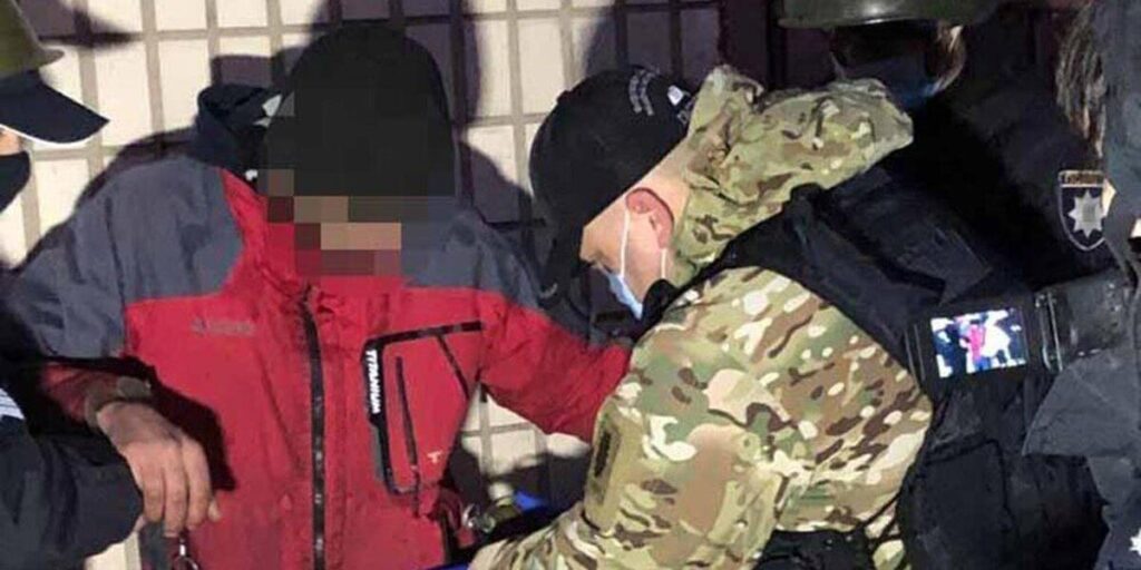 Чоловікові, який погрожував гранатами охороннику, оголосили підозру