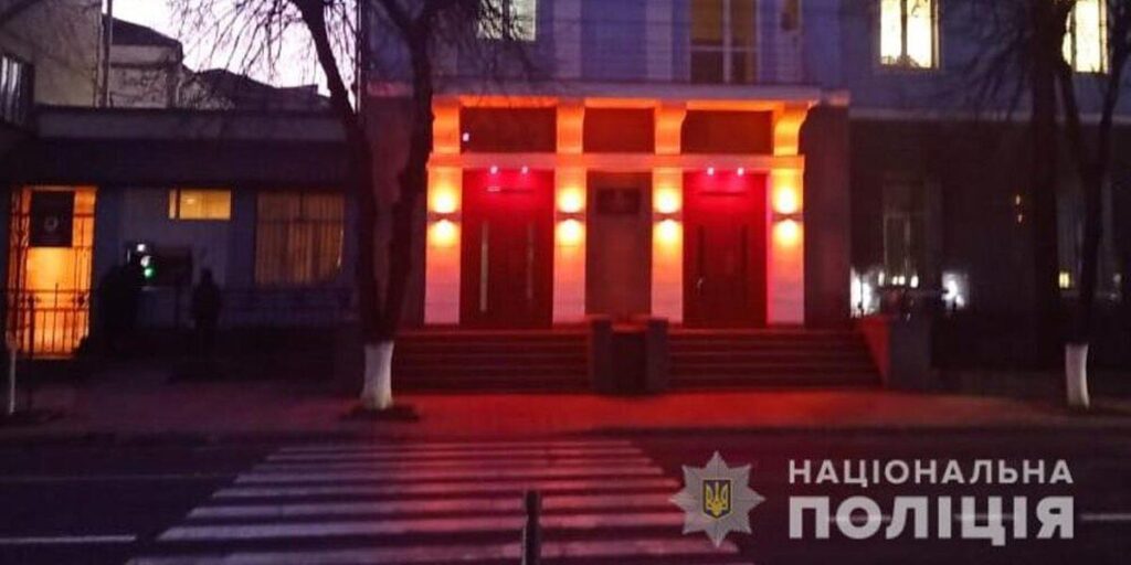 Будівлі вінницької ОДА та Нацполіції підсвітили помаранчевим кольором